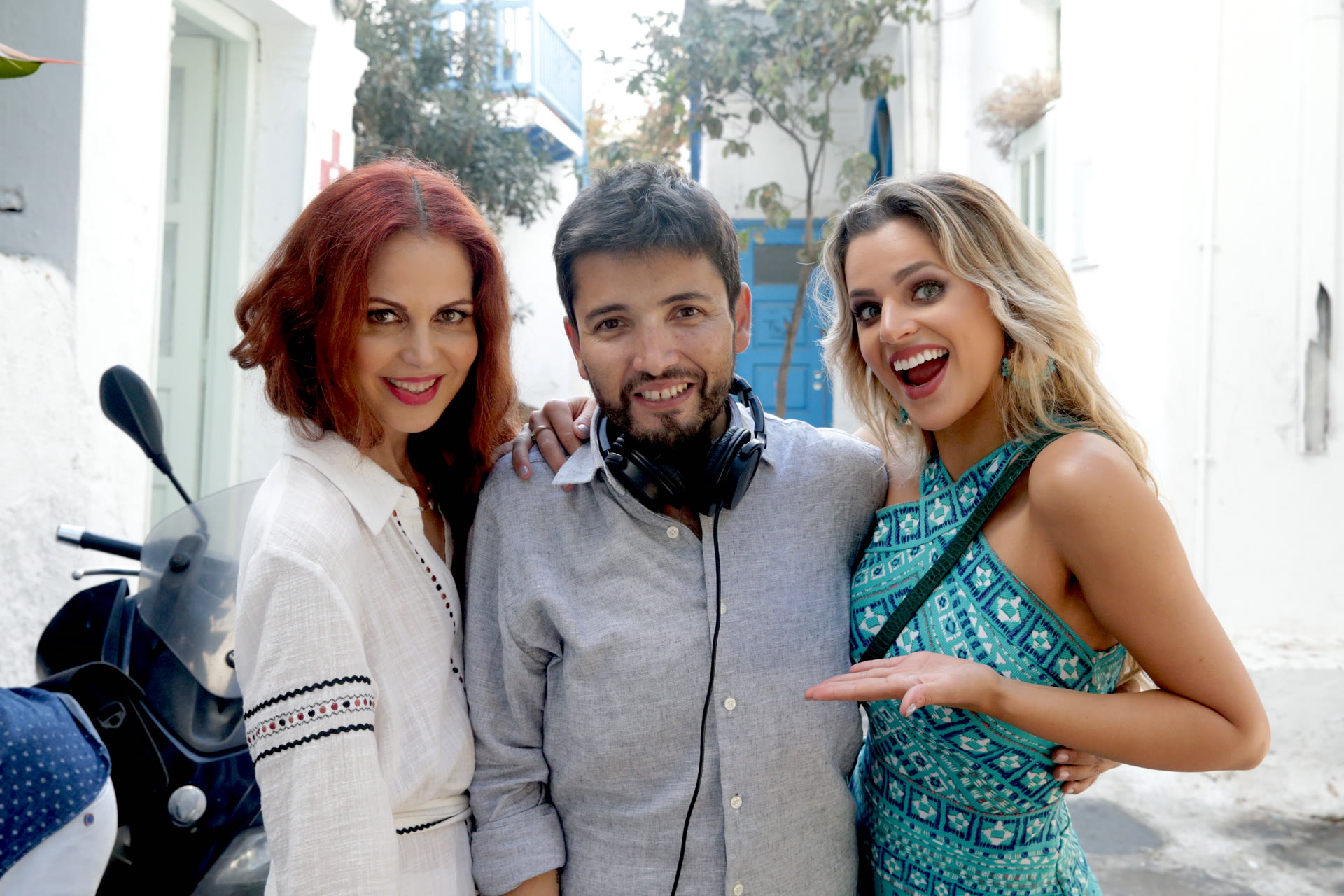 El Señor 7 cast with the director between takes